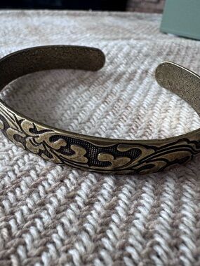 Beautiful vintage brass cuff bracelet with intricate black floral & scrollwork